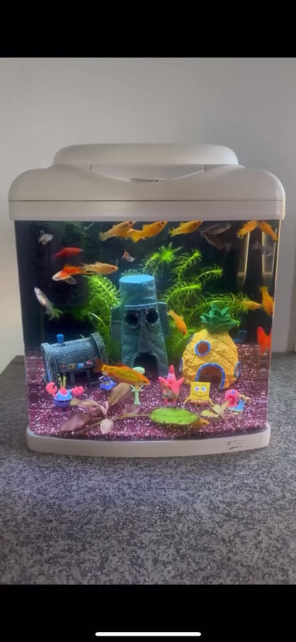 Aqua-Loui® – Complete Aquarium Decoratie Set – Cartoonstijl Onderwaterdorp met 3 Huisjes & 6 Figuren – Kleurrijke Aquarium Ornamenten